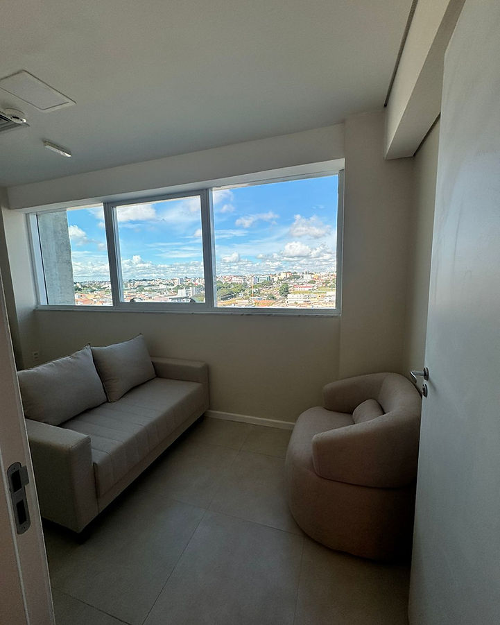 Consultório da Essentia com sofá, poltrona e vista para Taguatinga