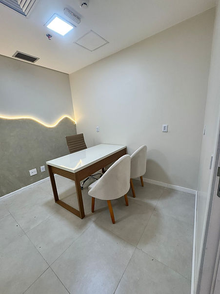 Sala de atendimento da Essentia com mesa e cadeiras
